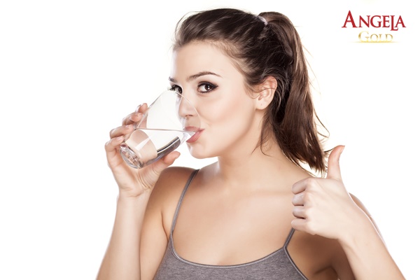Uống nhiều nước mỗi ngày sẽ giúp duy trì độ ẩm âm đạo