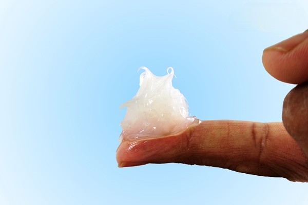 Với kết cấu dạng gel trong suốt, các sản phẩm bôi trơn âm đạo giúp giảm ma sát, đau rát cho phụ nữ khi quan hệ tình dục