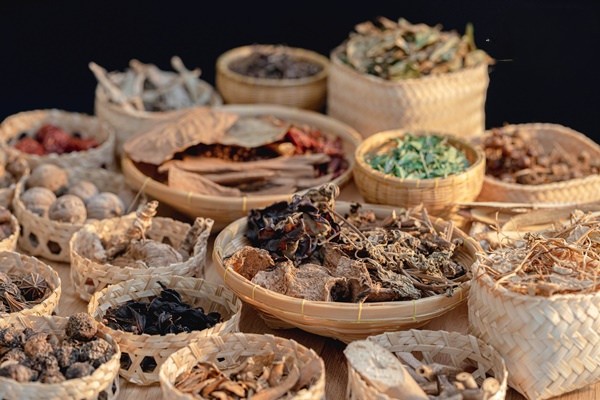 Sử dụng thuốc Đông y là một trong những phương pháp trị bốc hỏa, tuy nhiên lại tốn nhiều công sức và thời gian để sắc nấu