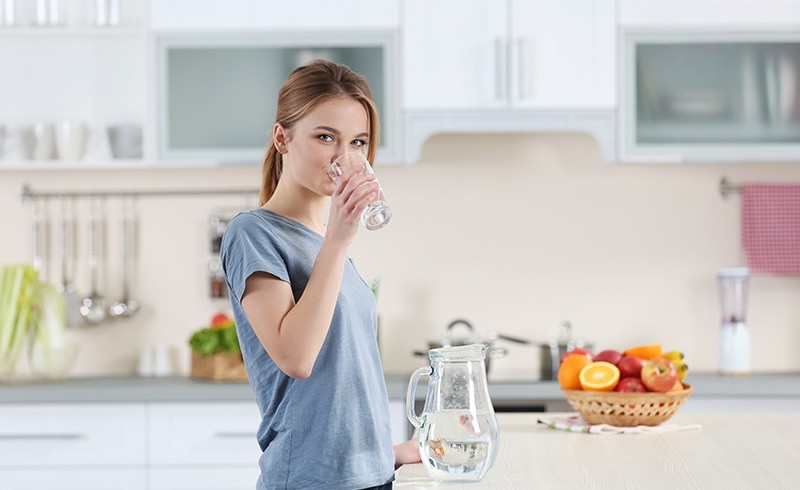 Uống nước đủ mỗi ngày giúp giữ độ ẩm cho âm đạo