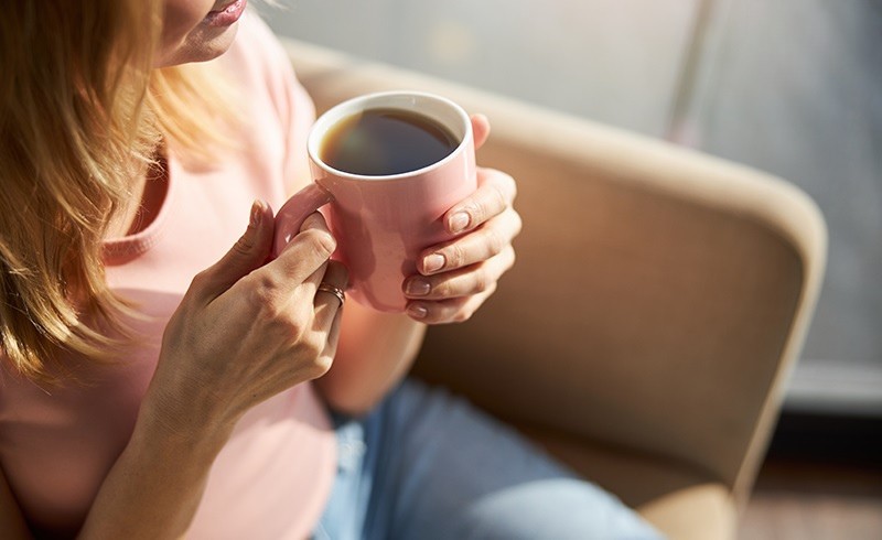 Thói quen uống chất kích thích có thể ảnh hưởng đến giấc ngủ của chị em