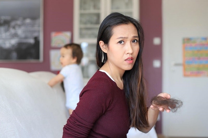 Suy giảm nội tiết tố sau sinh thường gây ra tình trạng rụng tóc