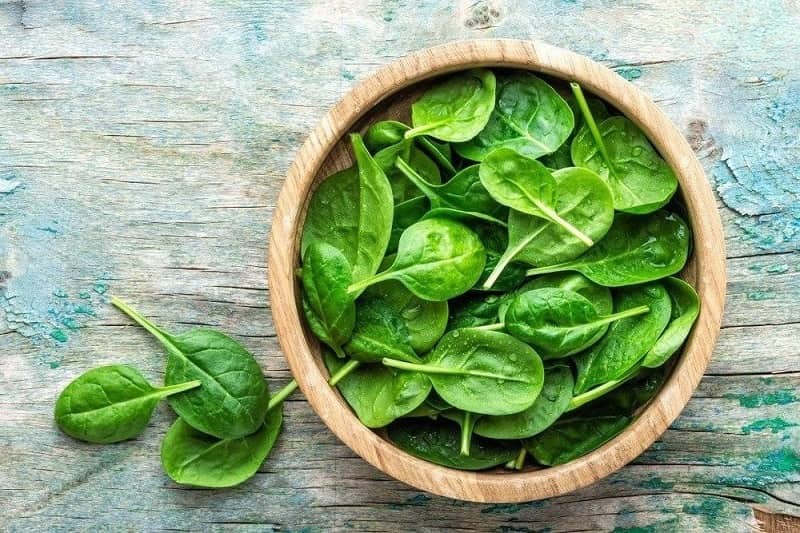 Rau bina (rau chân vịt) chứa nhiều magie có tác dụng giảm viêm, tăng cường lưu thông máu và tăng ham muốn tình dục ở nữ giới