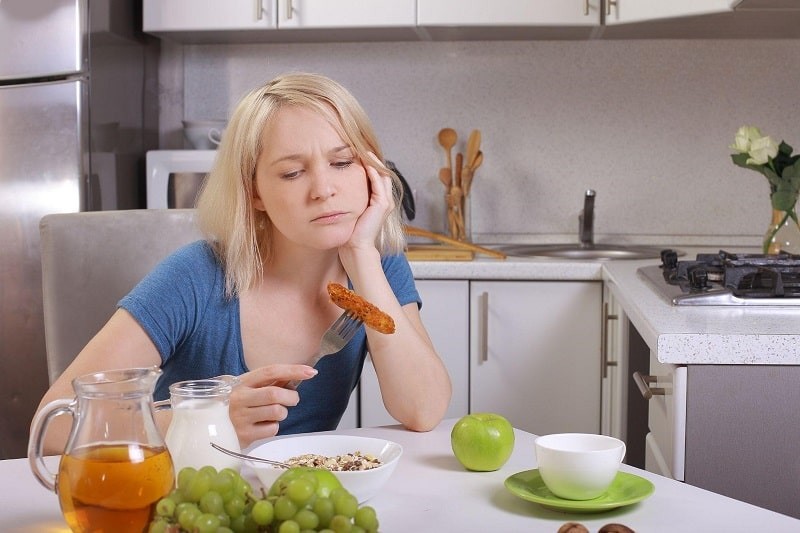 Ăn thiếu chất dinh dưỡng khiến cơ thể không đủ “nguyên liệu” để sản sinh nội tiết tố