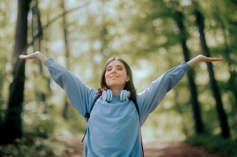 Phụ nữ có thể tạo cho mình môi trường tích cực với những hoạt động, sở thích và không gian yêu thích để giữ tinh thần lạc quan, vui vẻ