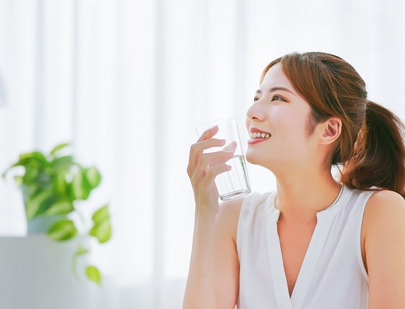 Chị em nên uống đủ lượng nước mỗi ngày để đảm bảo các cơ quan hoạt động trơn tru.