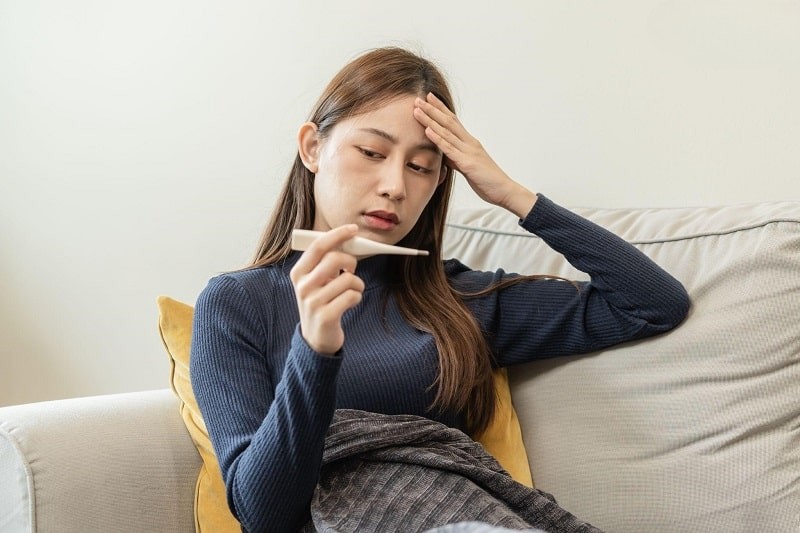 Khi rụng trứng, nhiệt độ cơ thể có xu hướng tăng nhẹ khoảng 0.3 đến 0.5 độ, chị em nên đo nhiệt độ cơ thể mỗi buổi sáng sau khi thức dậy.