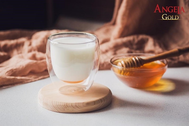 Mật ong và sữa tươi