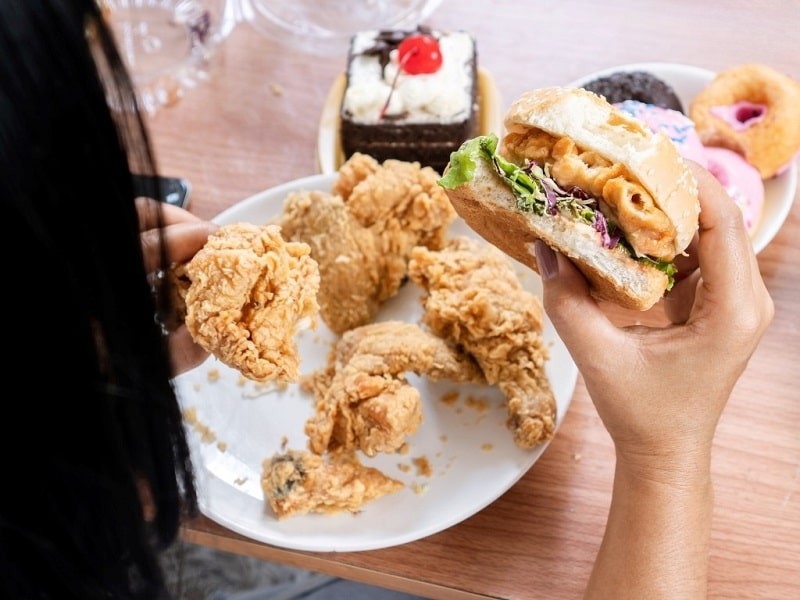 Nên hạn chế thức ăn nhanh, đồ chiên rán và chứa nhiều đường