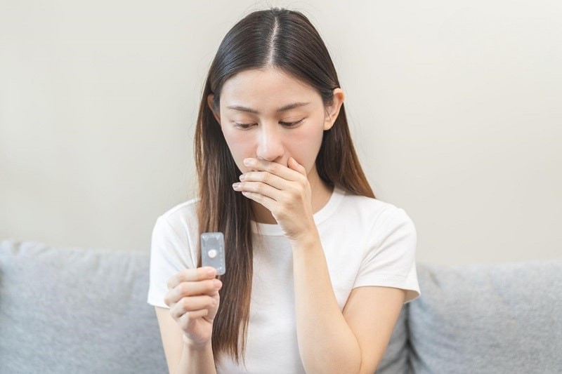 Tâm trạng lo lắng, hoang mang về tác dụng của thuốc tránh thai khẩn cấp cũng khiến kỳ kinh nguyệt của chị em chậm trễ