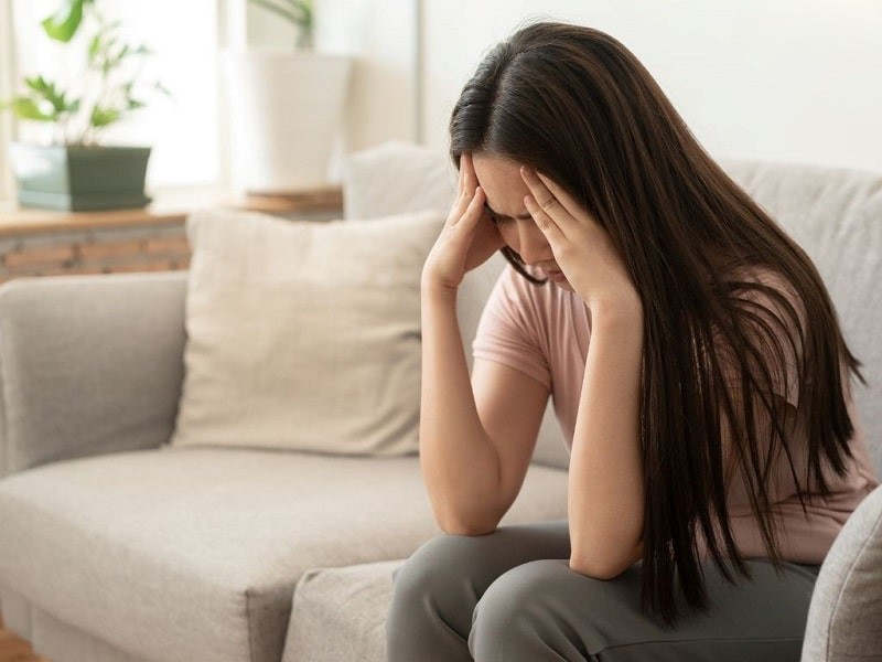 Chứng đau nửa đầu có thể khiến cơ thể tiết mồ hôi khi ngủ