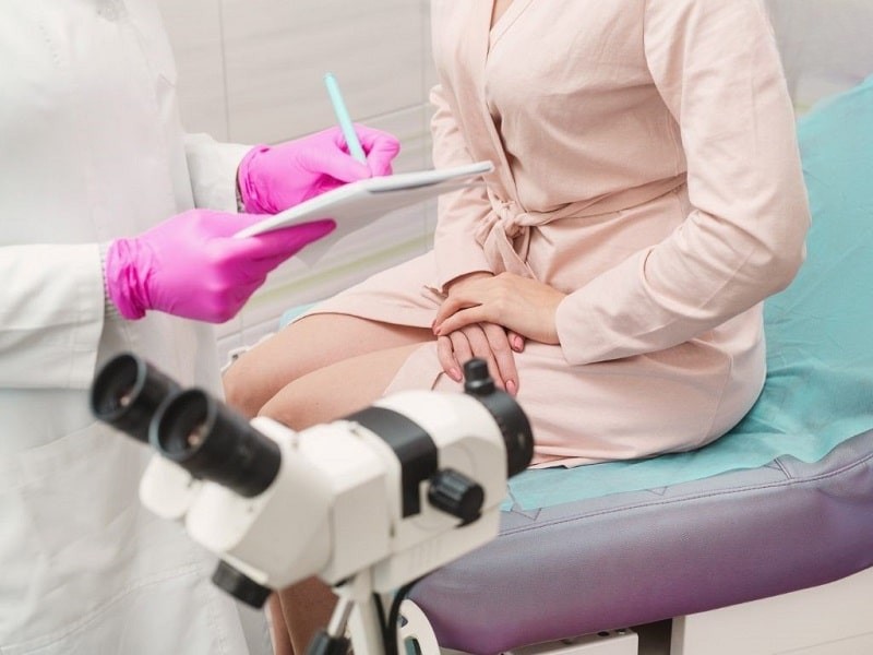 đến gặp bác sĩ để khám