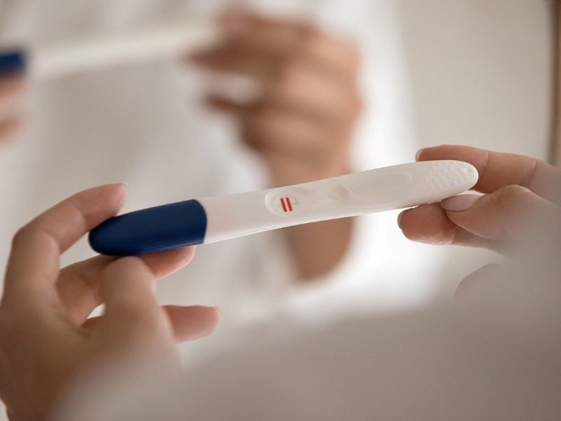 Bạn nên kiểm tra nhanh bằng que thử thai