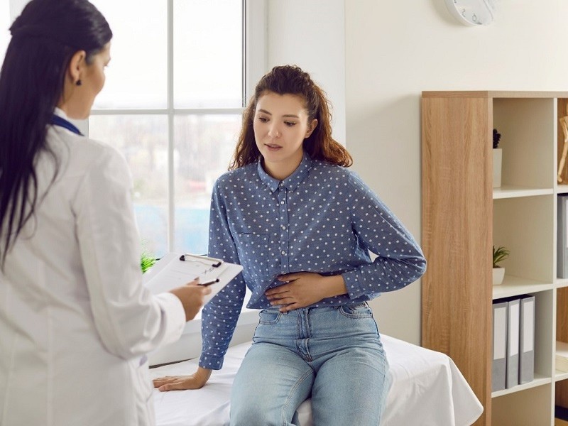 chị em nên đi khám để được tư vấn cách điều trị