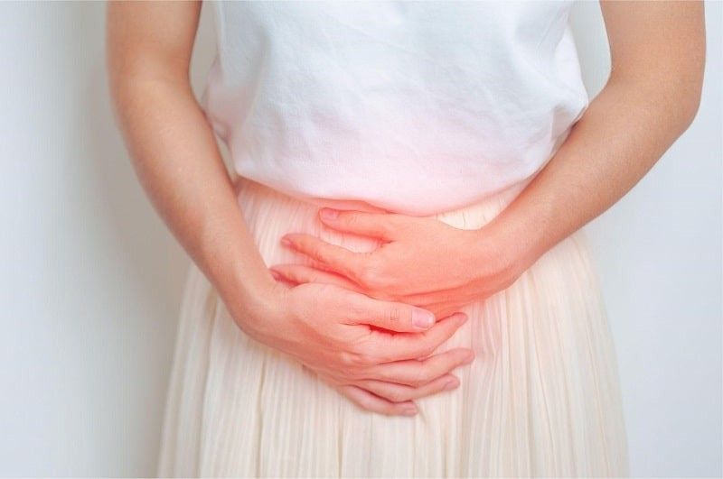 Đau bụng dữ dội là triệu chứng thường đi kèm với kinh nguyệt kéo dài