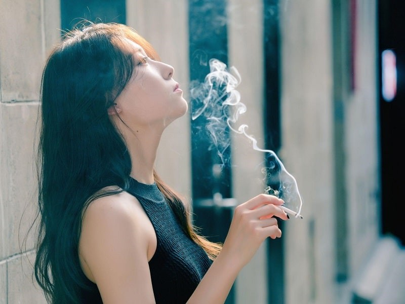 Phụ nữ hút thuốc có thể gây trễ kinh, mất kinh