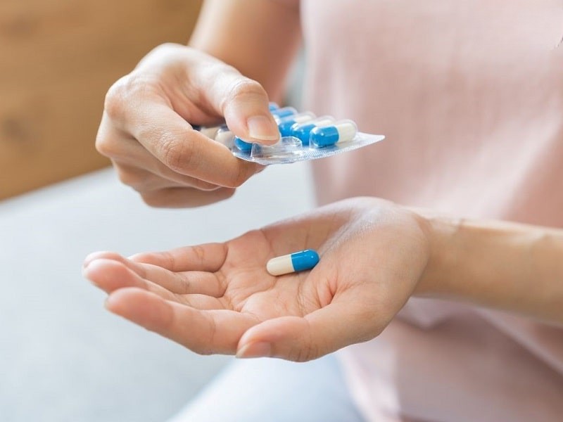 uống kháng sinh có bị chậm kinh không