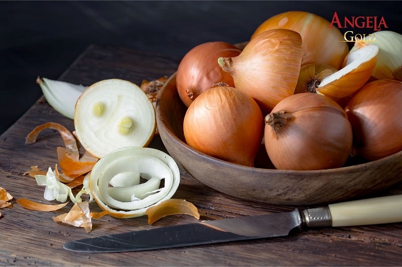 Dùng hành tây để trị nám chân sâu