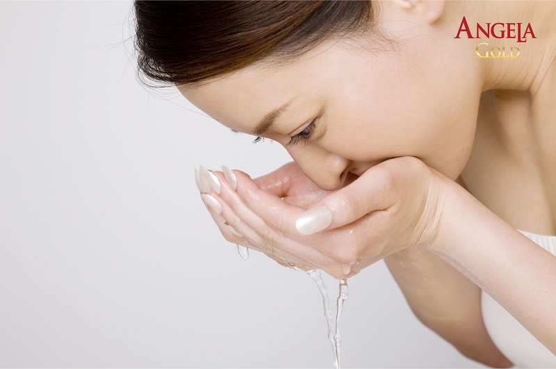 Sử dụng nước gừng ấm để rửa mặt