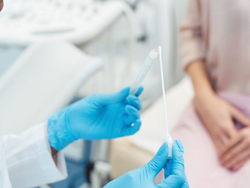 Nếu khí hư có màu sắc bất thường, mùi hôi hoặc đi kèm các triệu chứng khó chịu khác, bạn nên đi khám bác sĩ để được tư vấn và điều trị kịp thời