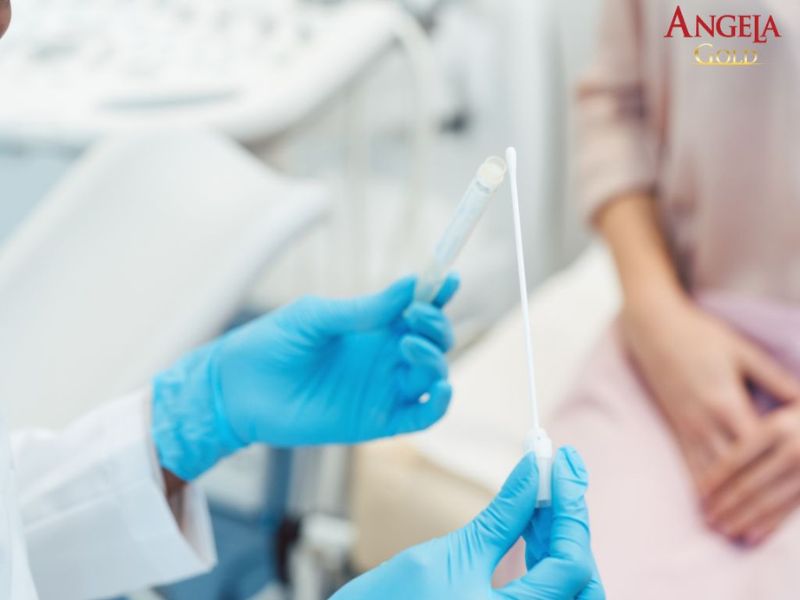 Nếu khí hư có màu sắc bất thường, mùi hôi hoặc đi kèm các triệu chứng khó chịu khác, bạn nên đi khám bác sĩ để được tư vấn và điều trị kịp thời