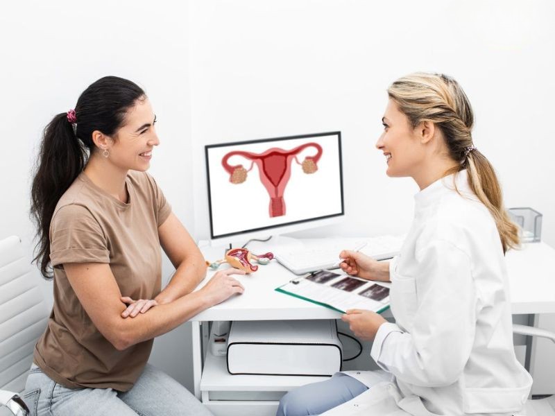 Nếu gặp tình trạng khí hư bất thường ở tuổi mãn kinh, phụ nữ nên đi khám bác sĩ chuyên khoa để xác định nguyên nhân và có hướng điều trị phù hợp