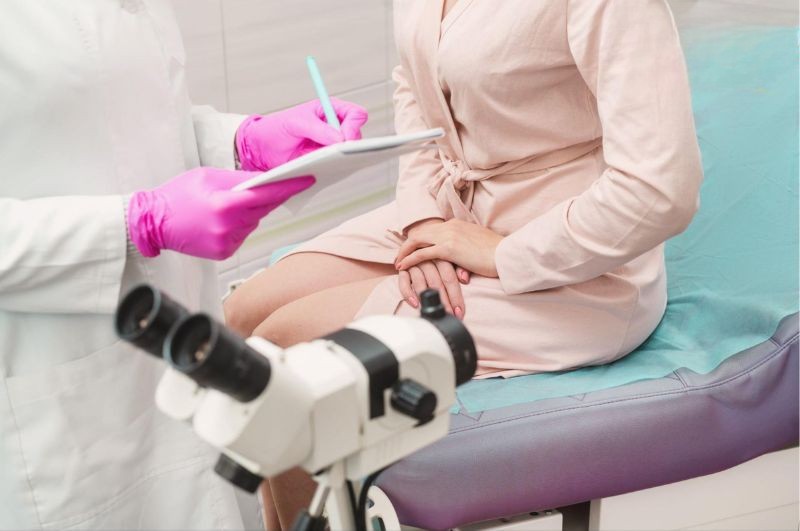 Khi gặp phải hiện tượng xuất huyết âm đạo sau mãn kinh, chị em cần đến bệnh viện để thăm khám và điều trị kịp thời