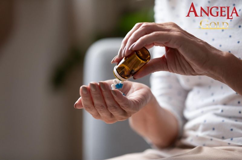 Dùng thuốc là biện pháp điều trị u xơ tử cung tiền mãn kinh phổ biến giúp cải thiện các dấu hiệu khó chịu của bệnh