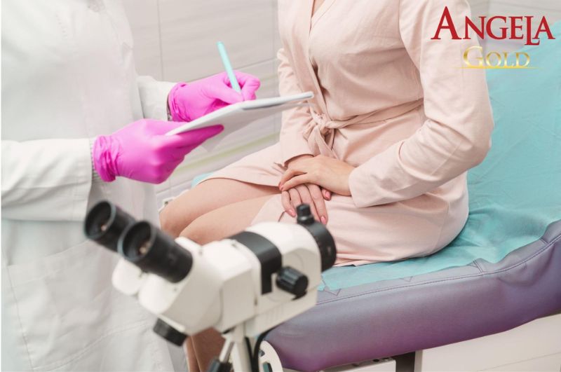 Khi gặp phải hiện tượng xuất huyết âm đạo bất thường sau mãn kinh, tốt nhất nên đến gặp bác sĩ để kiểm tra