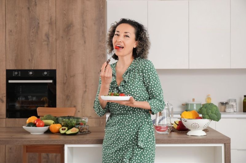 Phụ nữ sau mãn kinh cần duy trì chế độ dinh dưỡng khoa học, đặc biệt bổ sung nhiều trái cây, rau xanh vào thực đơn hàng ngày