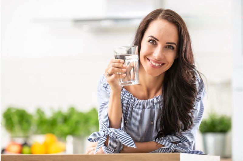 Uống đủ 2 lít nước mỗi ngày góp phần tham gia kiểm soát cân nặng tuổi tiền mãn kinh
