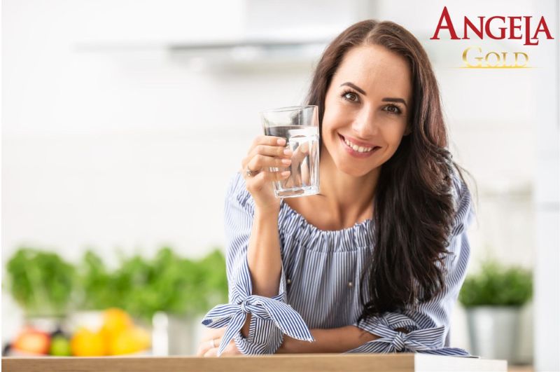 Uống đủ 2 lít nước mỗi ngày góp phần tham gia kiểm soát cân nặng tuổi tiền mãn kinh