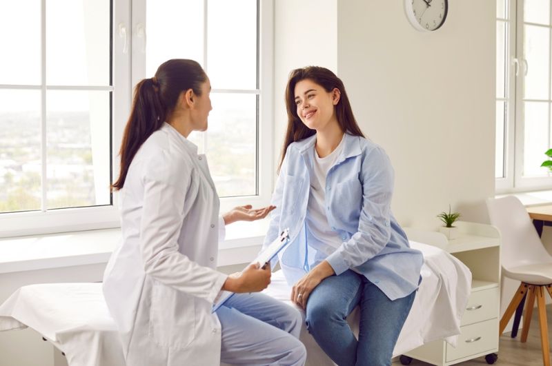 Nếu tình trạng kinh nguyệt 8 ngày chưa hết diễn ra thường xuyên, bạn nên đi khám để xác định rõ nguyên nhân