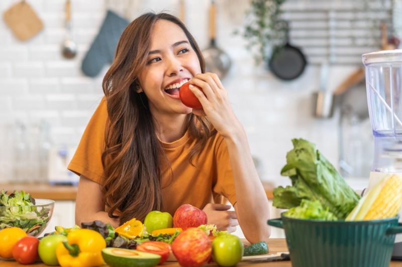Bổ sung nhiều trái cây, rau củ giúp hỗ trợ cân bằng nội tiết tố, khắc phục tình trạng trễ kinh ra huyết trắng