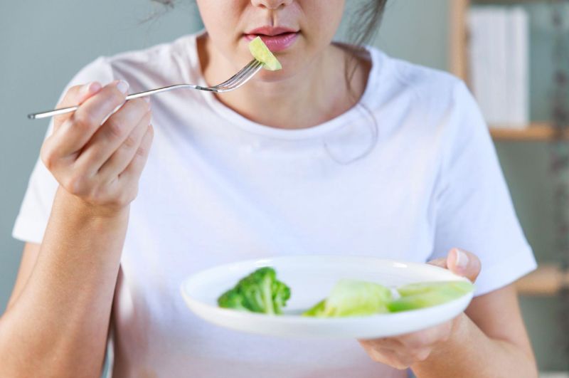 Chế ăn kiêng quá mức, thiếu hụt chất dinh dưỡng là nguyên nhân gây thiếu Estrogen