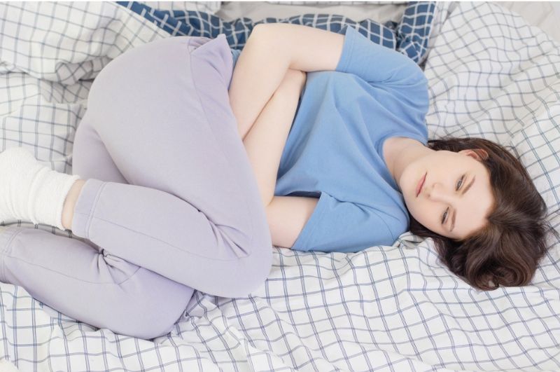 Đau bụng, mệt mỏi là các triệu chứng thường đi kèm kinh nguyệt không đều ở tuổi dậy thì