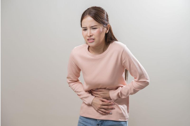 Phụ nữ đang bị đau bụng, tiêu chảy không nên uống nước dừa