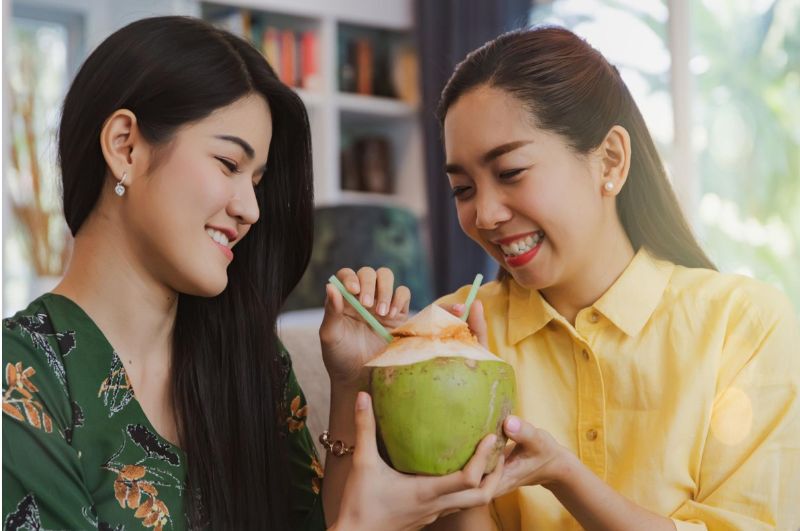 Bị trễ kinh nên uống nước dừa không? Phụ nữ bị trễ kinh có thể uống nước dừa để hỗ trợ thúc đẩy máu kinh ra ngoài