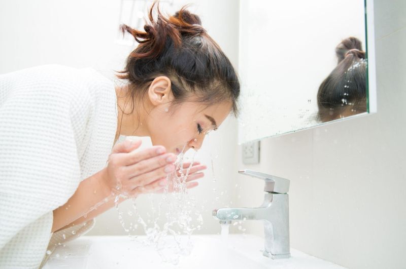 Làm sạch da kỹ lưỡng giúp loại bỏ tạp chất và bụi bẩn