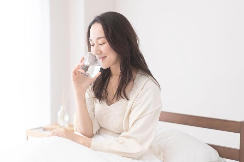 Uống đủ nước giúp giảm khô hạn âm đạo