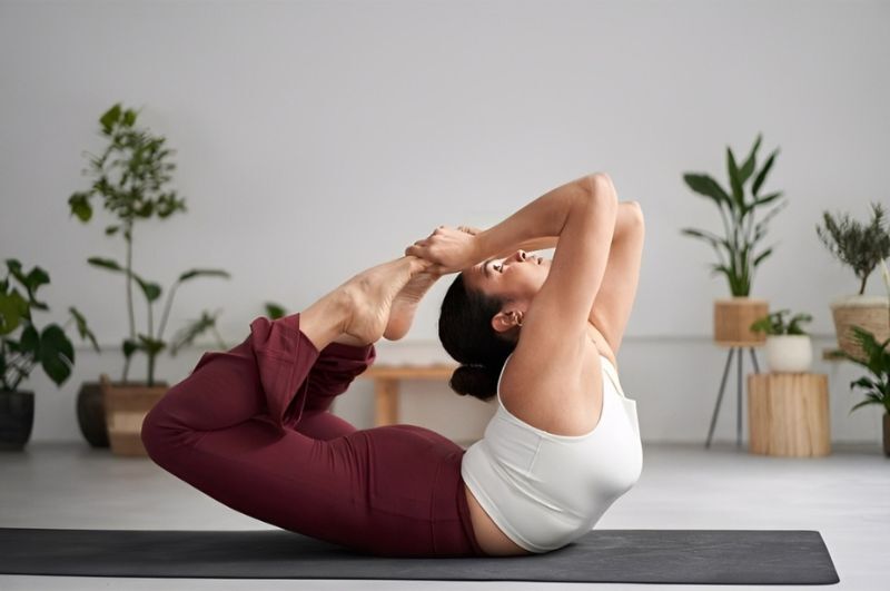Tư thế yoga cánh cung hỗ trợ cân bằng nội tiết tố nữ