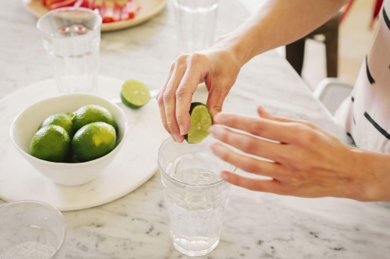 Uống nước chanh pha loãng giúp làm chậm kinh nguyệt tự nhiên