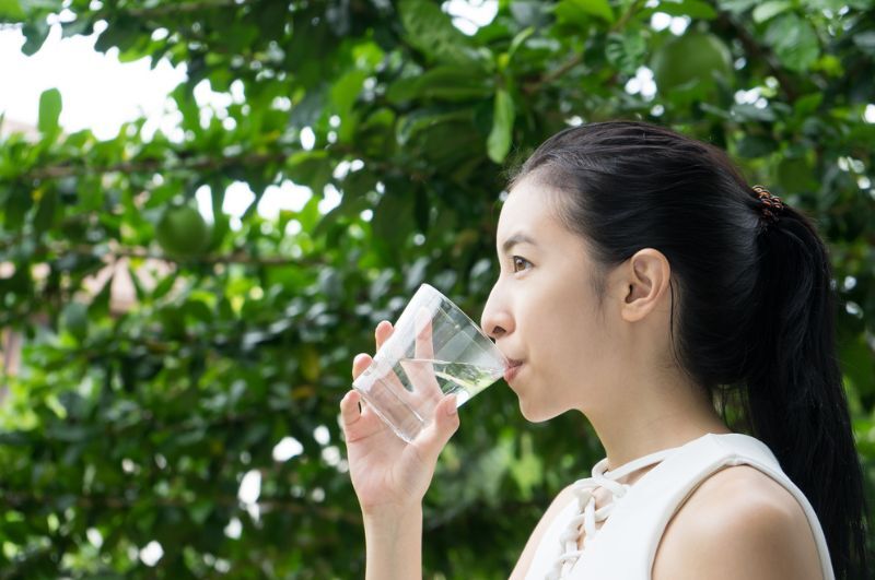 uống đủ nước giúp đẩy máu kinh nguyệt