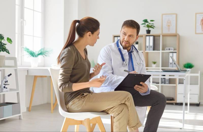 bác sĩ tư vấn cho người bệnh