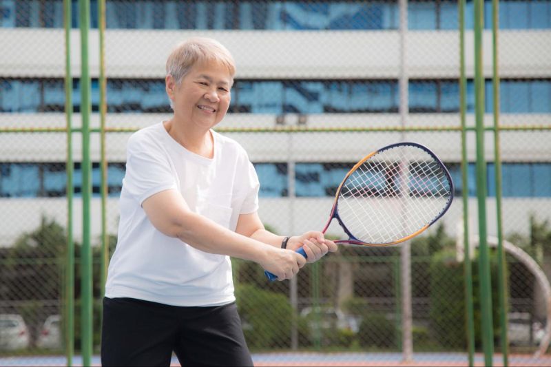 phụ nữ lớn tuổi vận động nhẹ nhàng