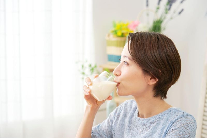 cô gái đang uống sữa