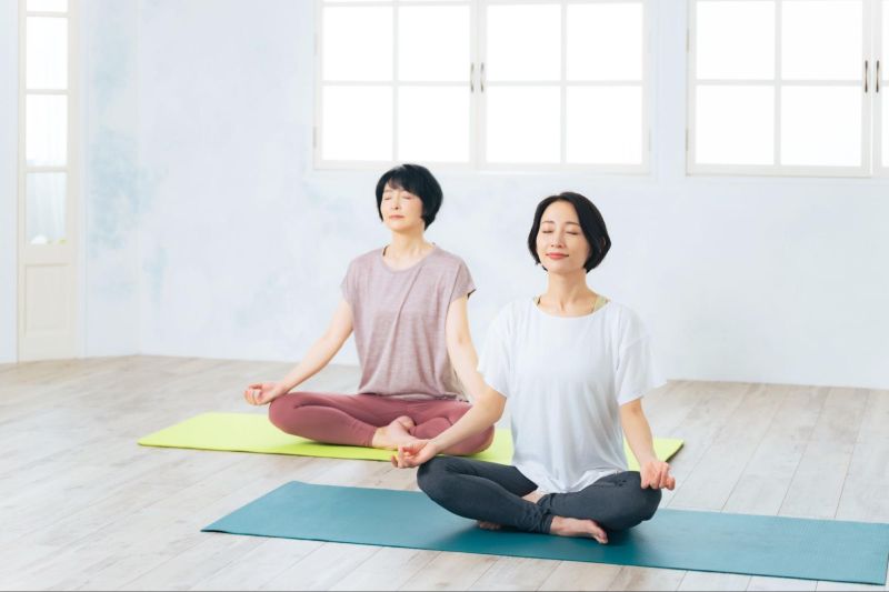 hai phụ nữ tập yoga