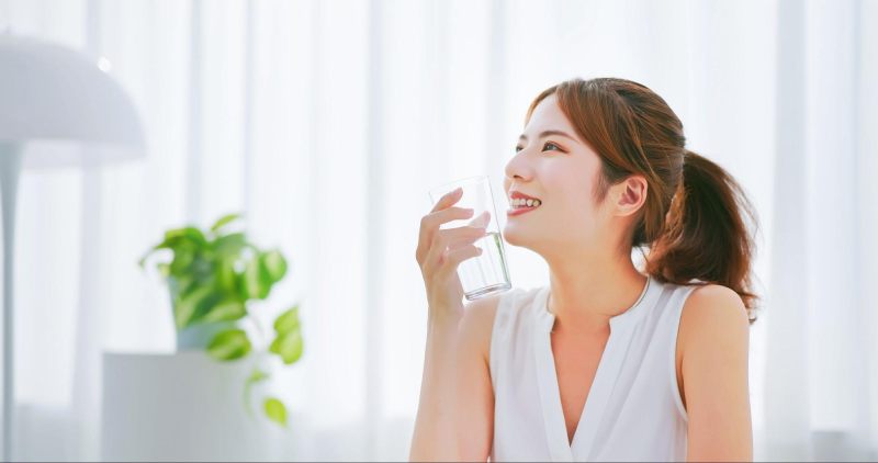 phụ nữ uống nước