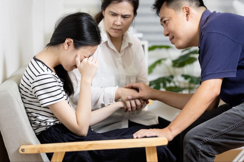 ba mẹ an ủi con gái
