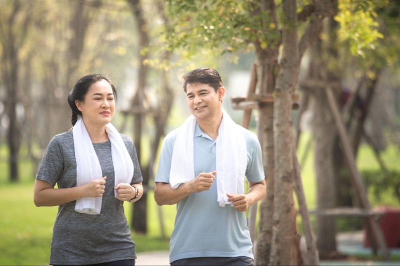 cặp đôi đang chạy bộ